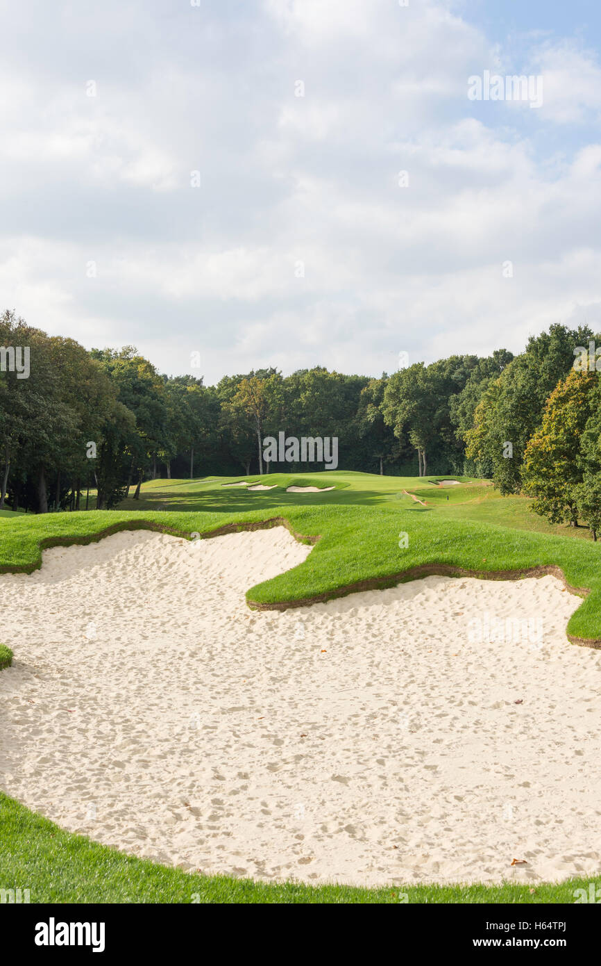 Golf Fairway und Bunkern auf der Wentworth Golf Club & Kurort, Virginia Water, Surrey, England, Vereinigtes Königreich Stockfoto