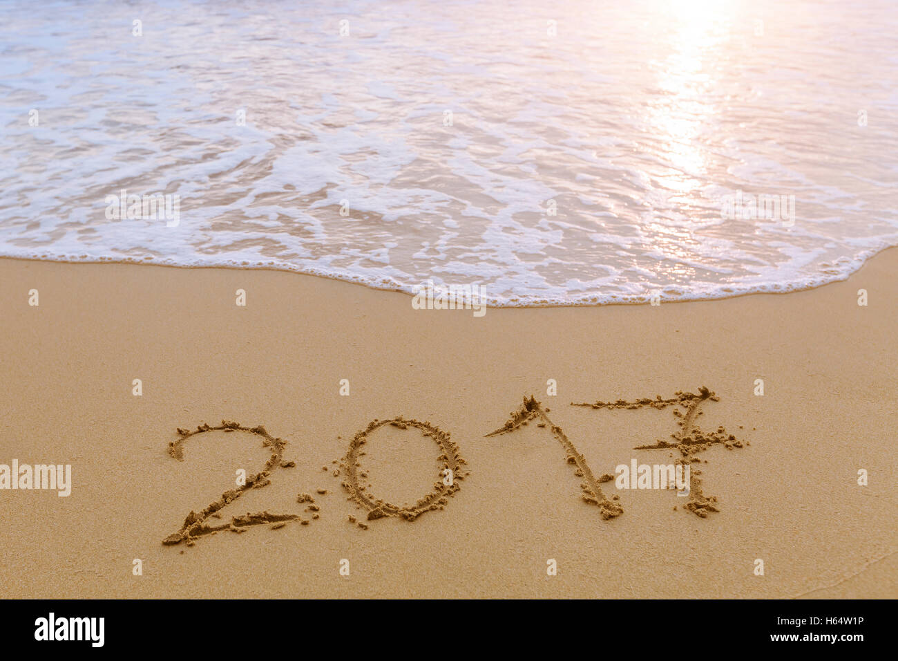 2017, geschrieben in den Sand von einem tropischen Paradiesstrand, Konzept über glückliches Neujahrsgrüße Stockfoto