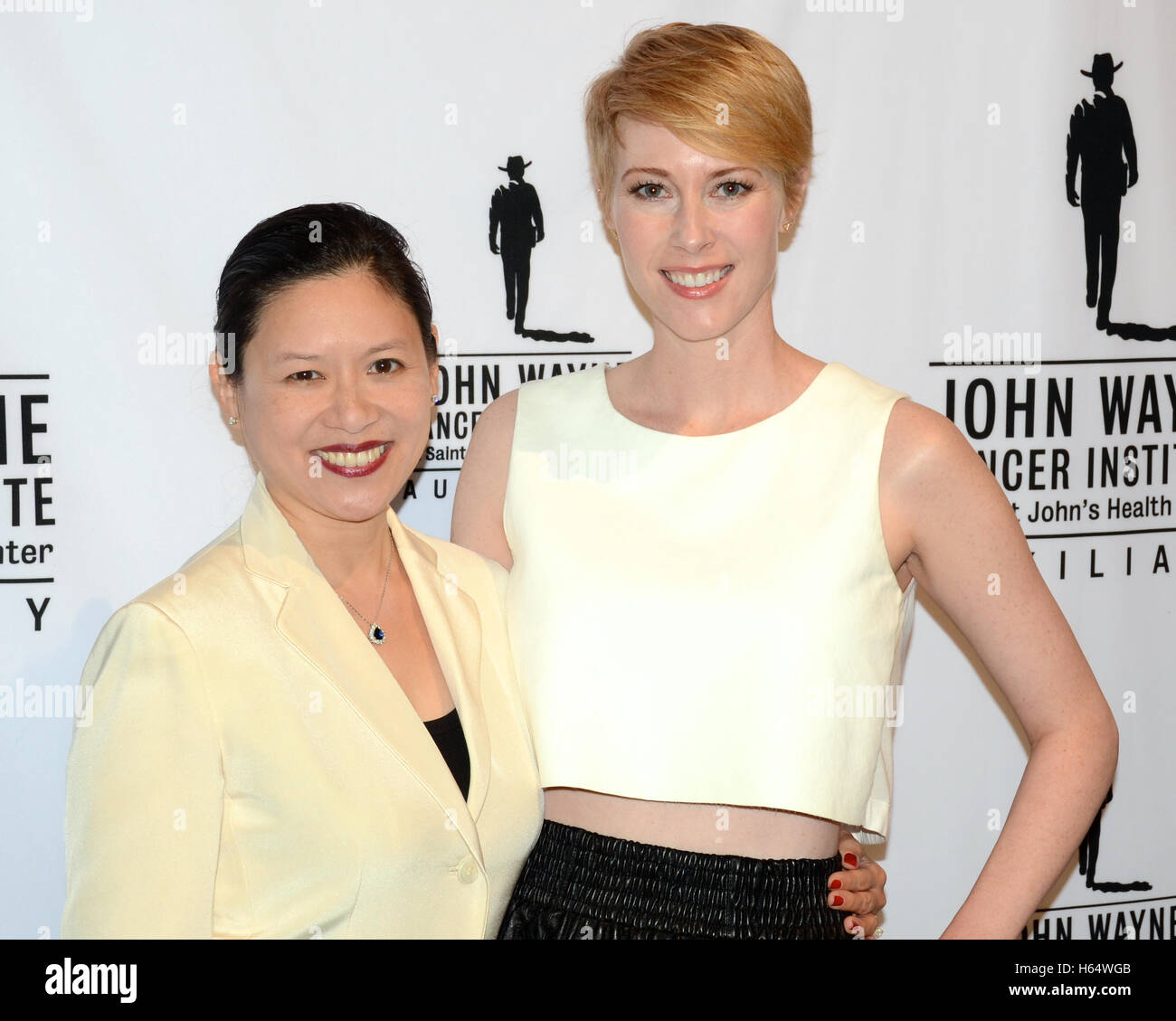 Delphine J. Lee, MD, PhD und Hillary Fogelson kommt 2015, John Wayne Cancer Institute Mittagessen zu Ehren Delphine J. Lee, MD, PhD und Ford Krieger in Rosa im Beverly Wilshire Hotel in Beverly Hills Kalifornien. Stockfoto