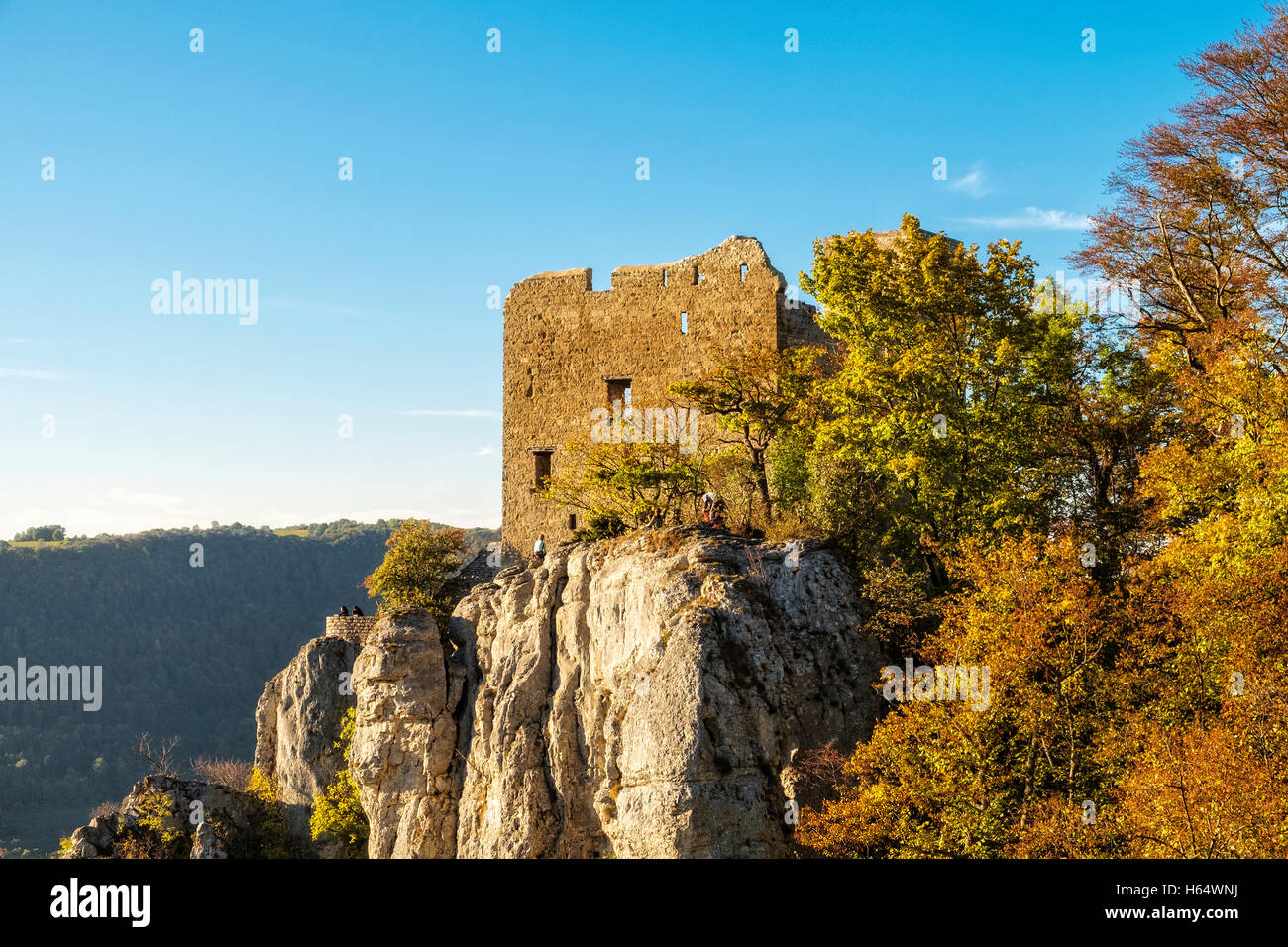 Panoramablick auf der Schwäbischen Alb mit der "Burg Reussenstein", aufgenommen am Ende Oktober mit seinen tollen Farben. Stockfoto