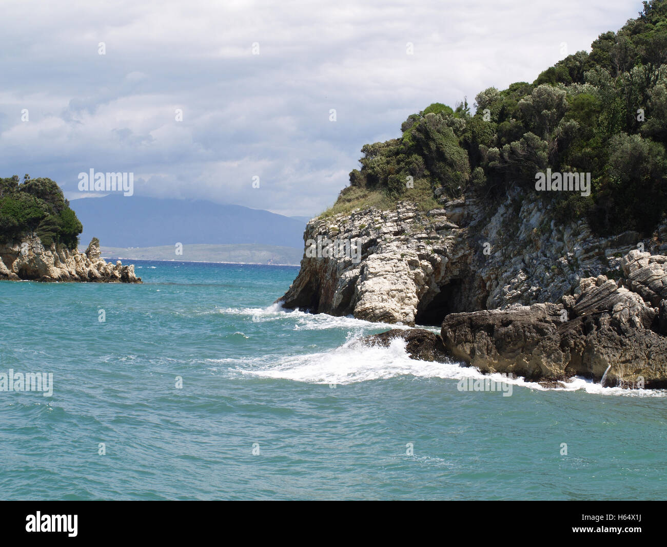 Wellen gegen Felsen am östlichen Ende von St. Spiridon Beach, Korfu Griechenland Stockfoto