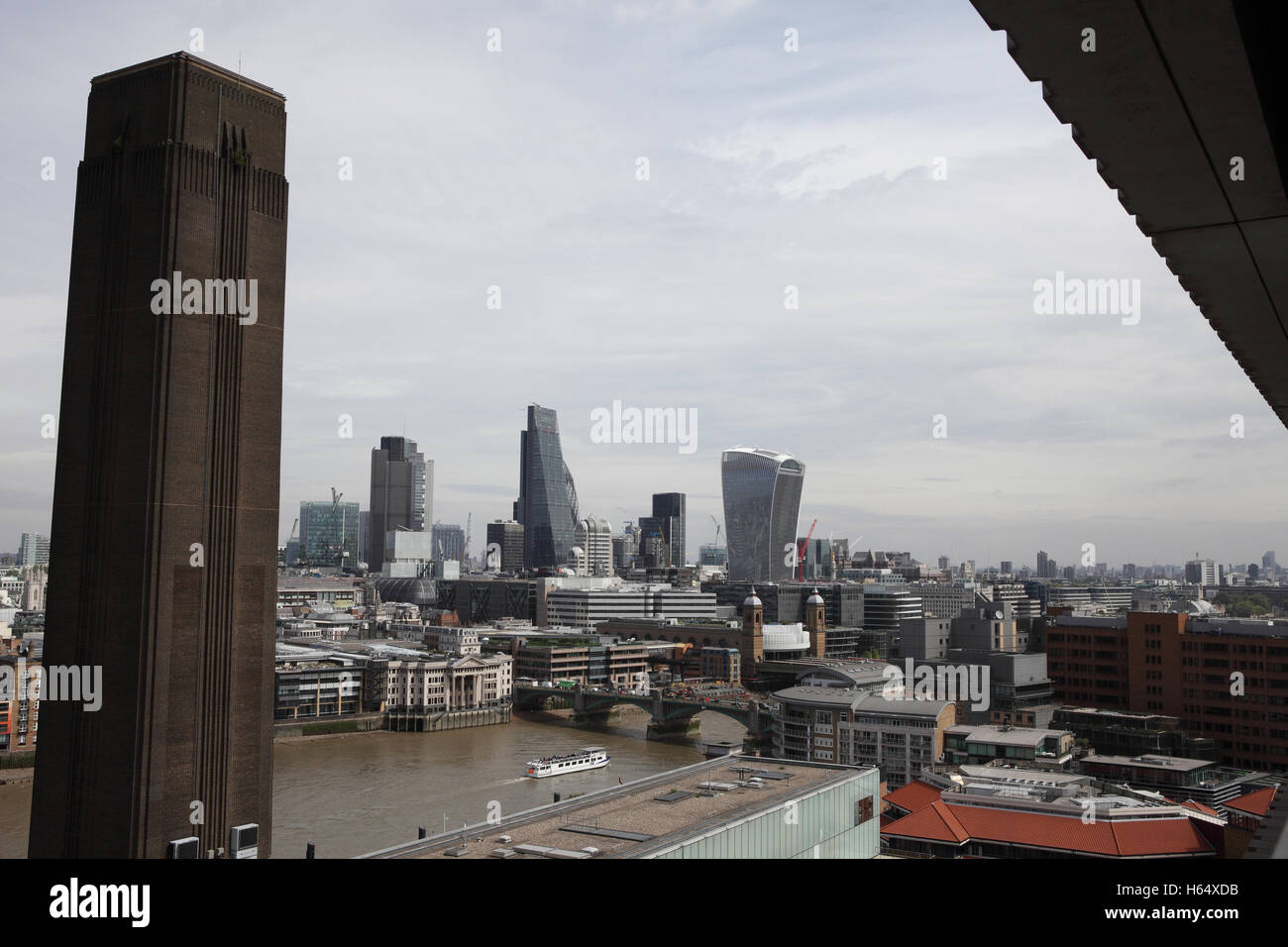 Einen Panoramablick auf des Londons Geschäfts- und Finanzviertel Hochhaus-Türme und der Themse an einem bewölkten Tag. Stockfoto