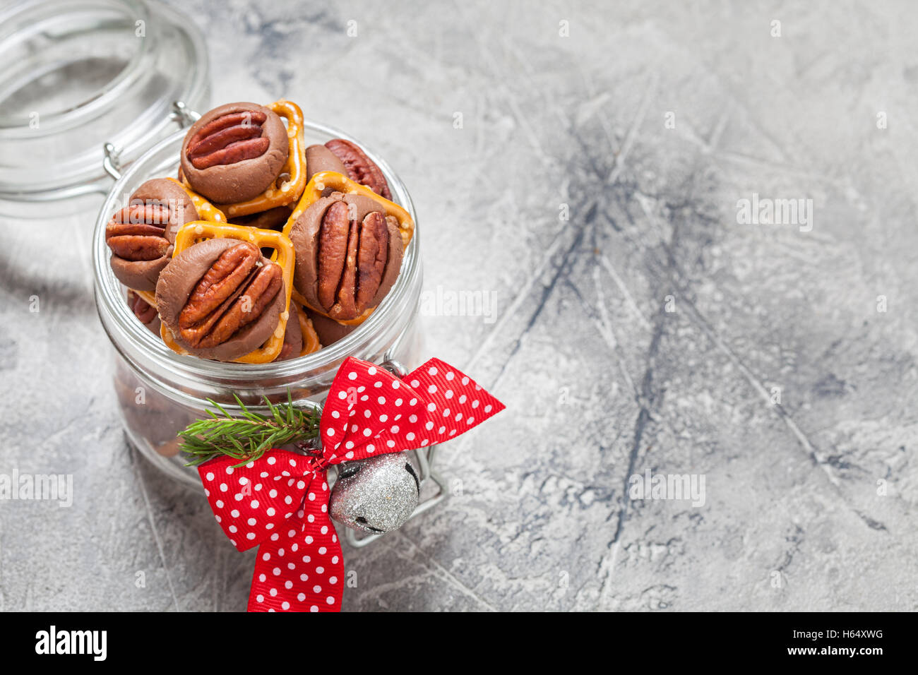 Schokolade, Karamell Pecan Brezel beißt Stockfoto