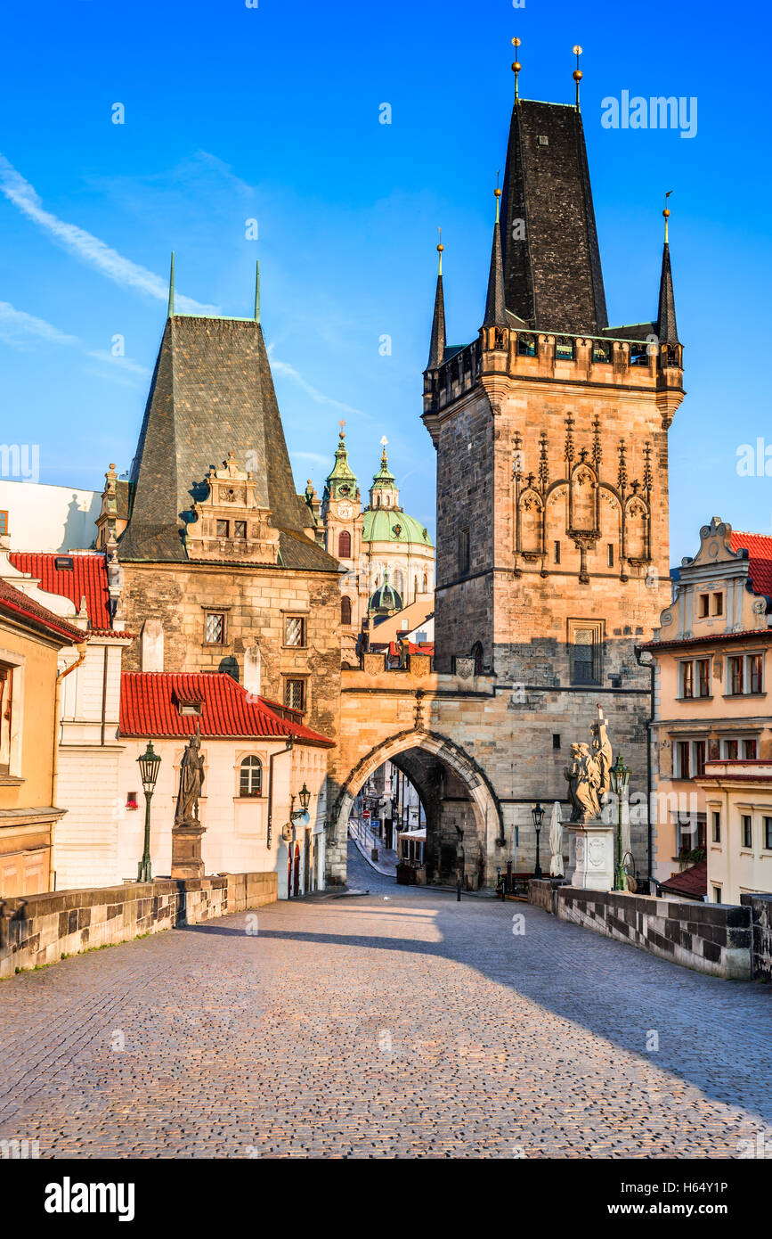 Prag, Tschechische Republik. Karlsbrücke mit der Statuette, weniger Altstädter Brückenturm und der Turm der Judith-Brücke. Stockfoto