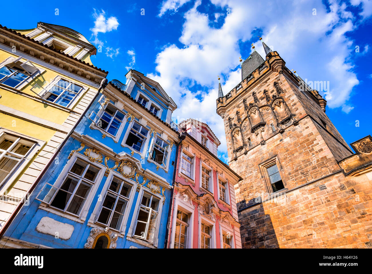 Prag, Tschechische Republik. Blick auf bunte Altstadt in Prag getroffen von der Karlsbrücke entfernt, Böhmen. Stockfoto