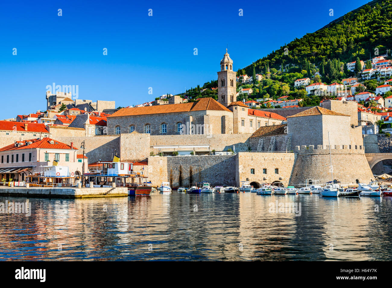 Dubrovnik, Kroatien. Malerische Aussicht auf die Altstadt (mittelalterliche Ragusa) und dalmatinische Küste des Adriatischen Meeres. Stockfoto