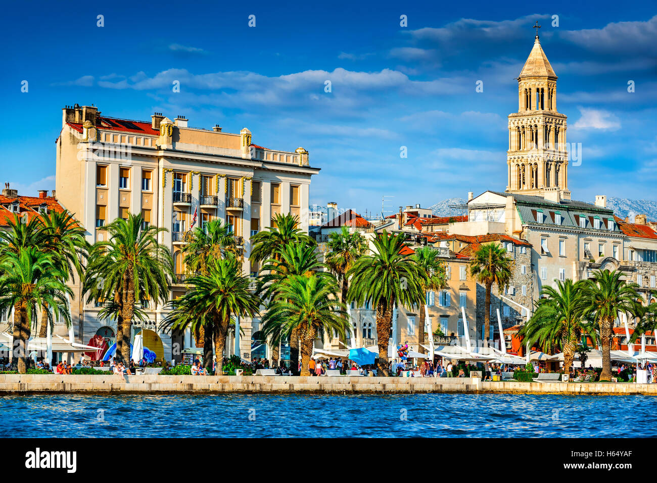 Split, Kroatien. Split, Kroatien (Region Dalmatien). UNESCO-Weltkulturerbe. Diokletianspalast und Mosor Berge. Stockfoto