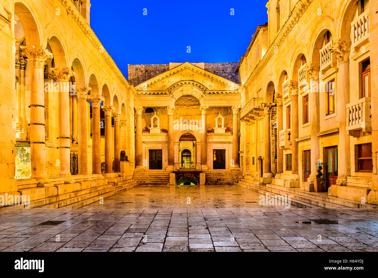 Split, Kroatien. Diokletian Palast Säulenhalle vor Glockenturm der Kathedrale des Heiligen Domnius. Stockfoto