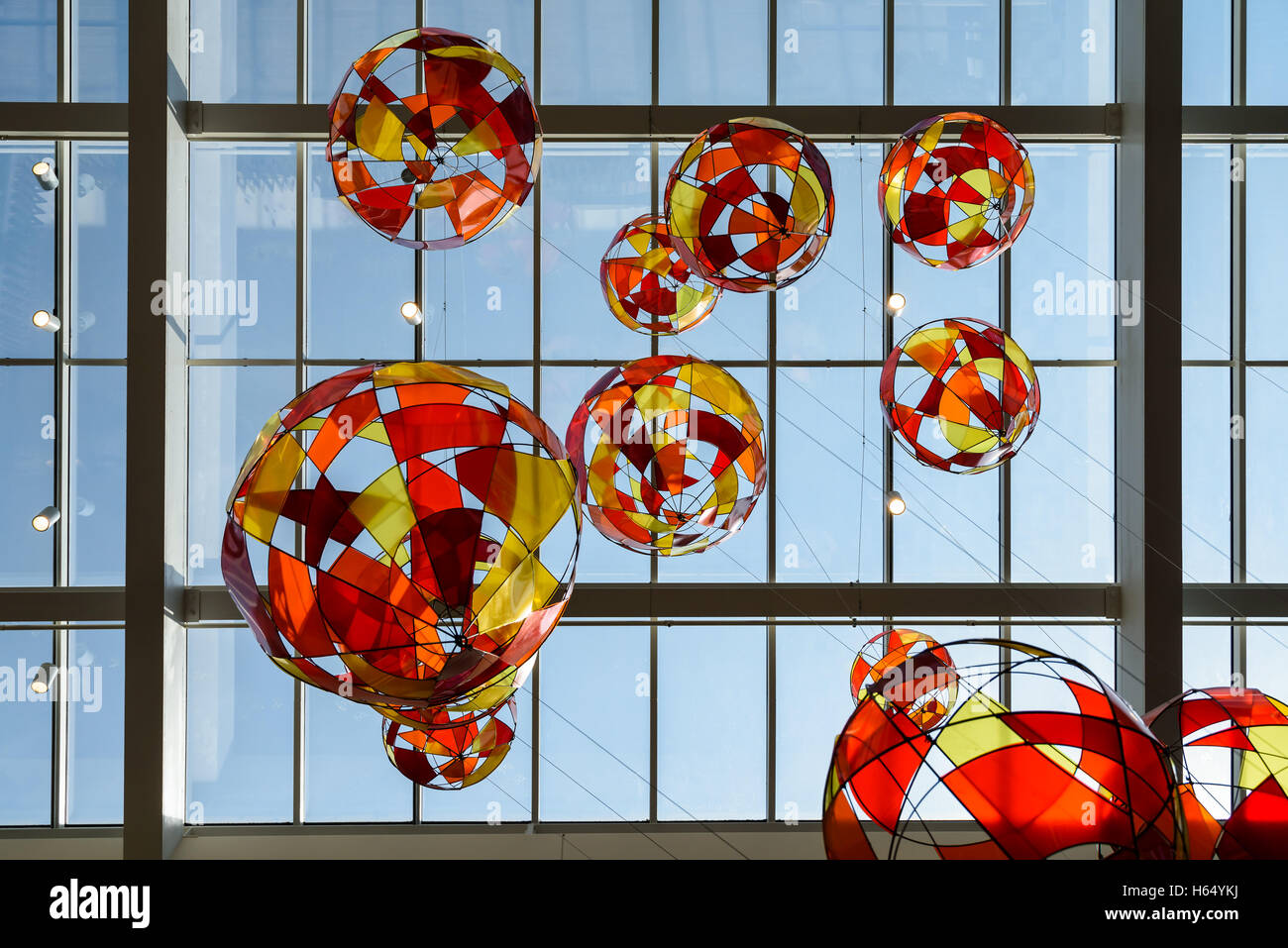 Farbglas Ballons an Decke Stockfoto