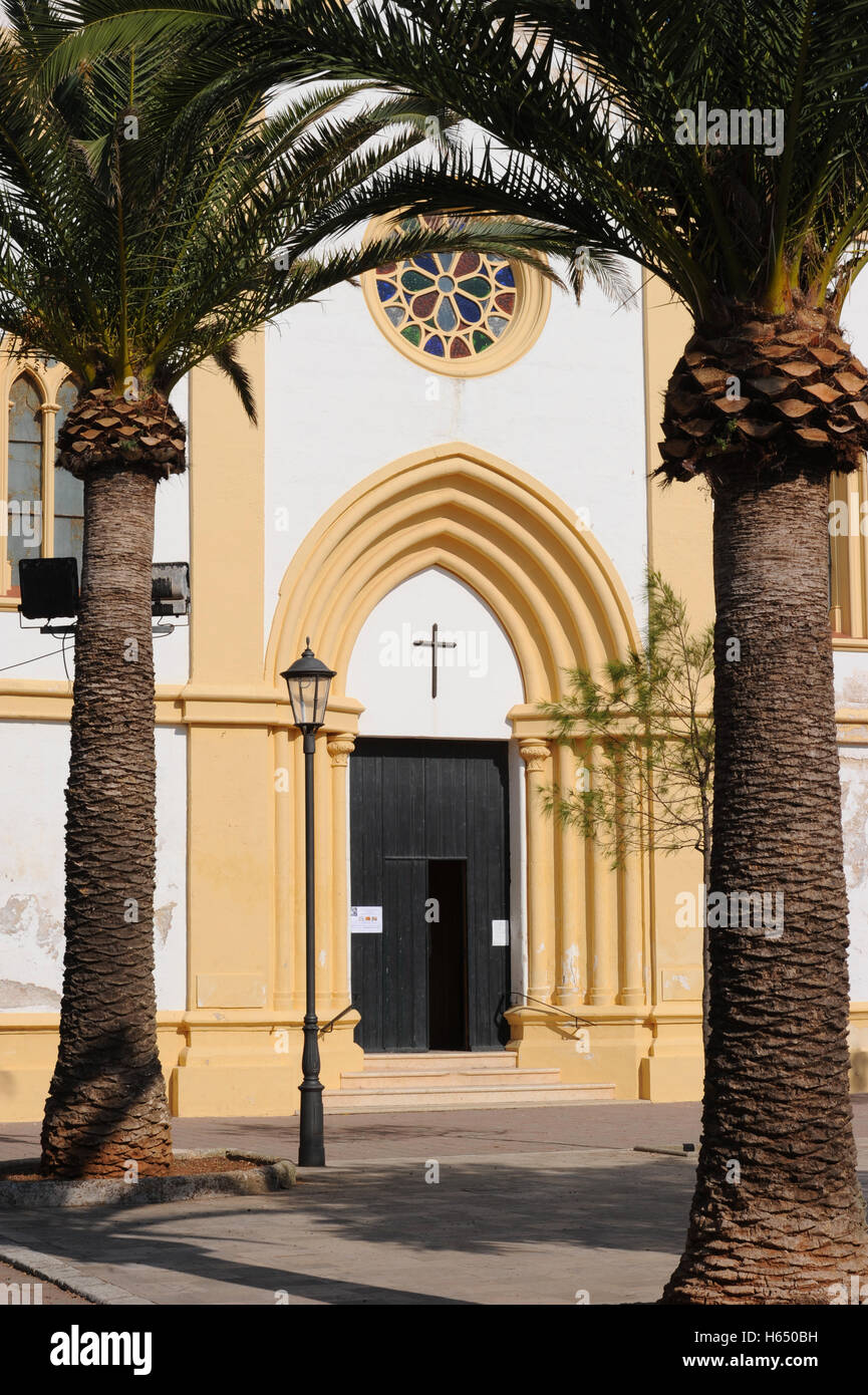 Tür der Kirche Sant Climent, Menorca, Spanien, zwischen Palmen gesehen Stockfoto