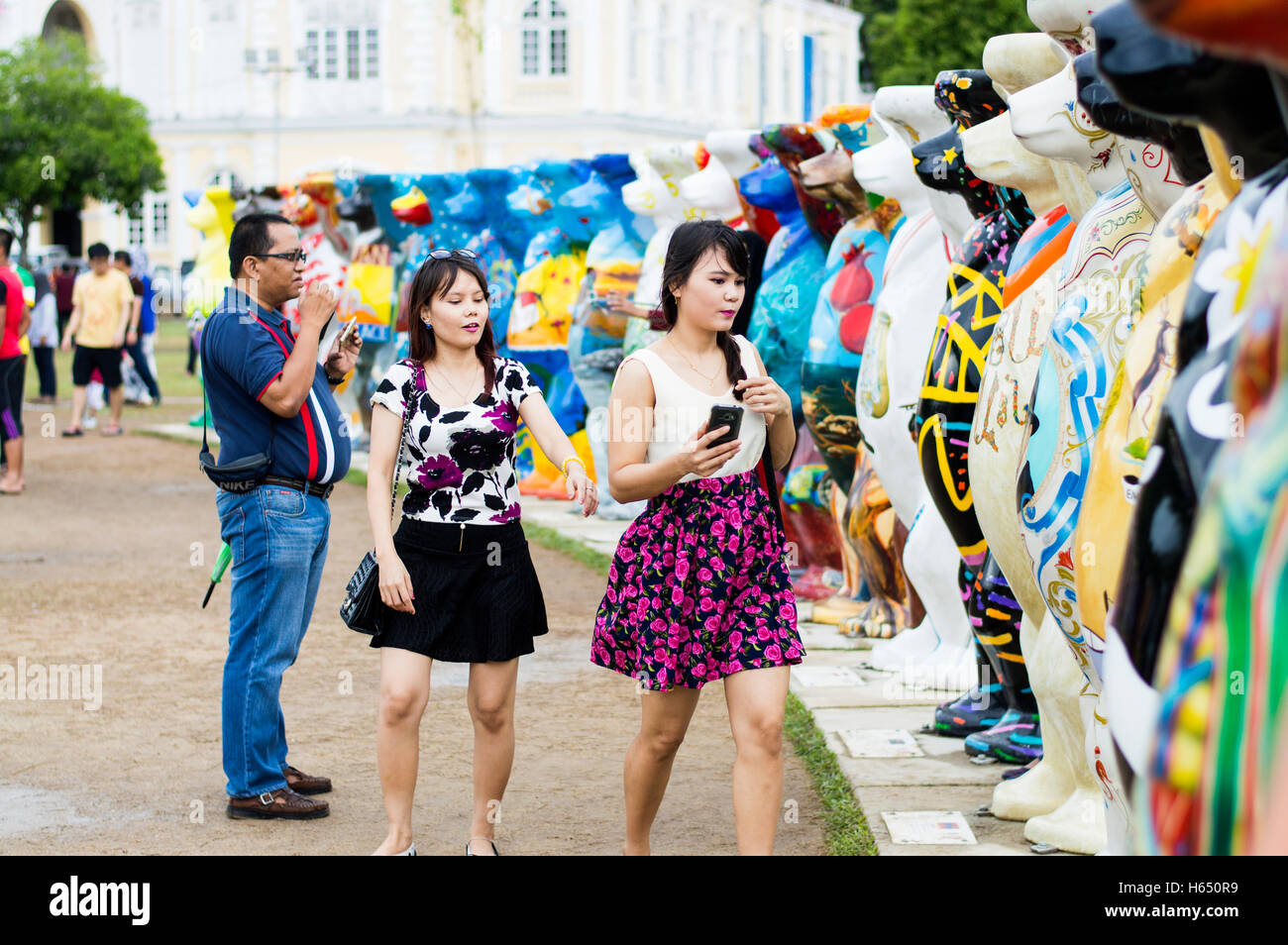 Ring des riesigen Bären Figuren im Park gegenüber Regierungsgebäude, Georgetown, Penang, Malaysia Stockfoto
