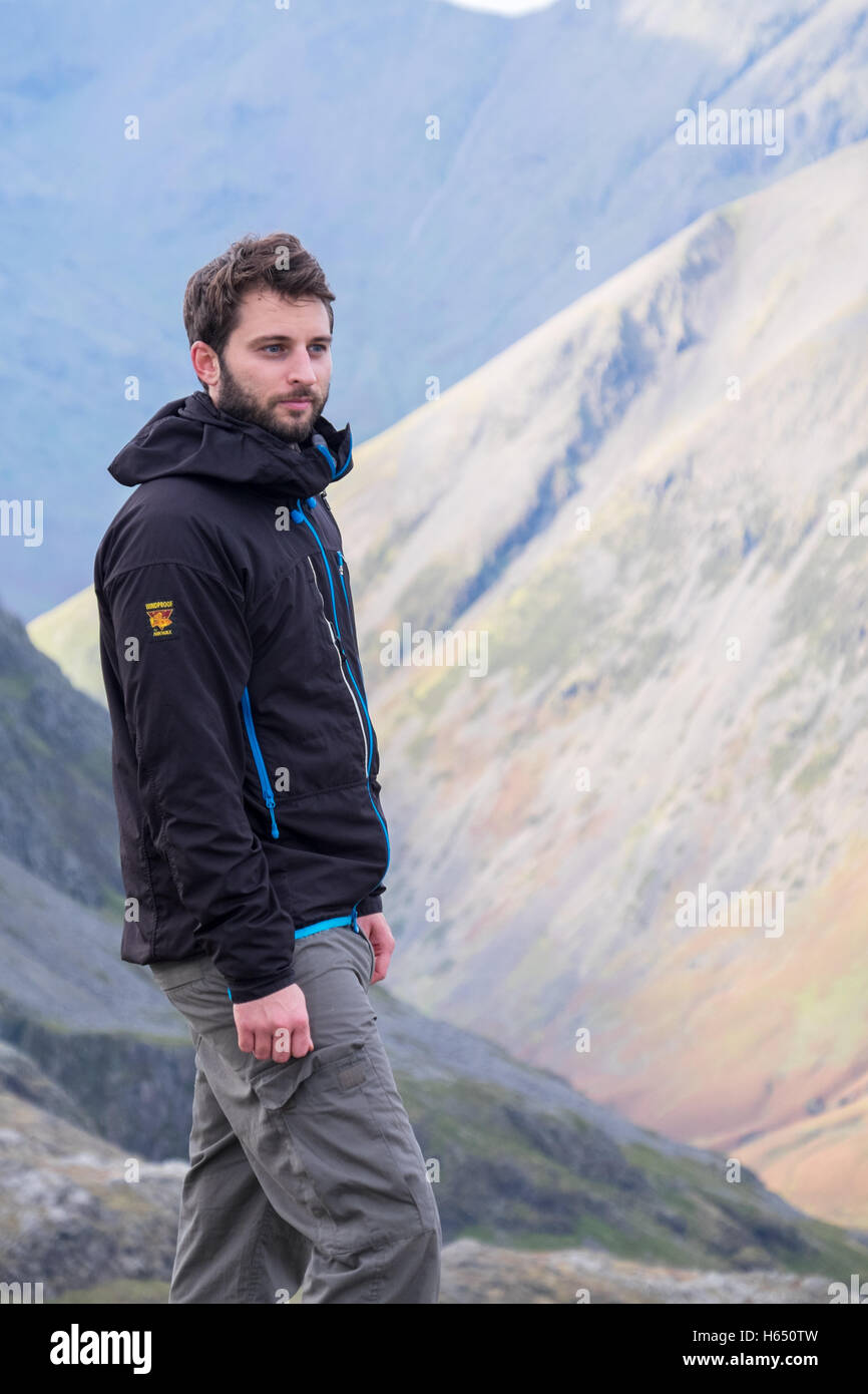 Mann in seiner Mitte der zwanziger Jahre wandern im Lake District, eine Paramo Jacke tragen Stockfoto