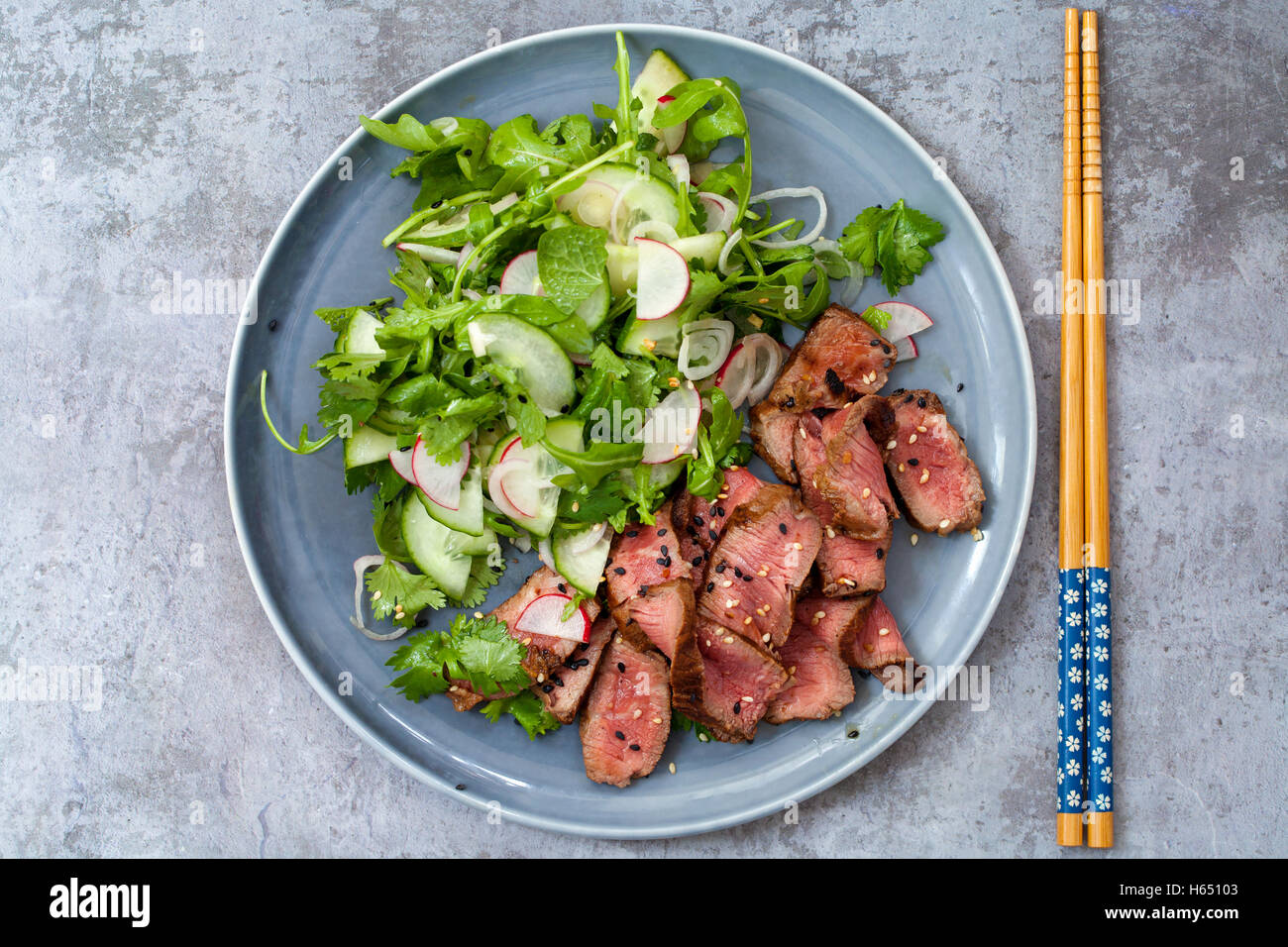 Asiatischer Rindfleischsalat mit Gurken und Kraut Salat und Schwarzweiß Sesam Stockfoto