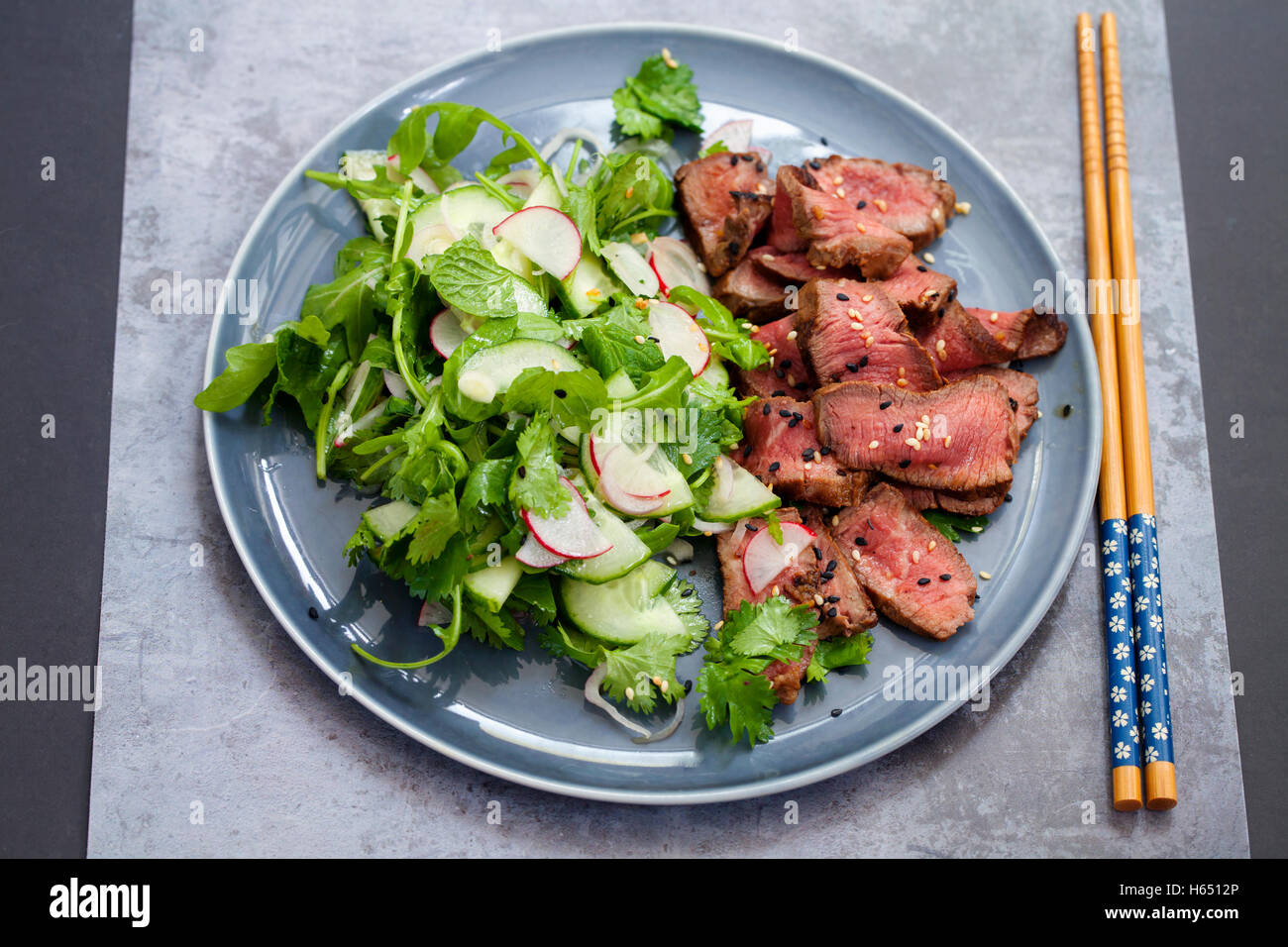 Asiatischer Rindfleischsalat mit Gurken und Kraut Salat und Schwarzweiß Sesam Stockfoto
