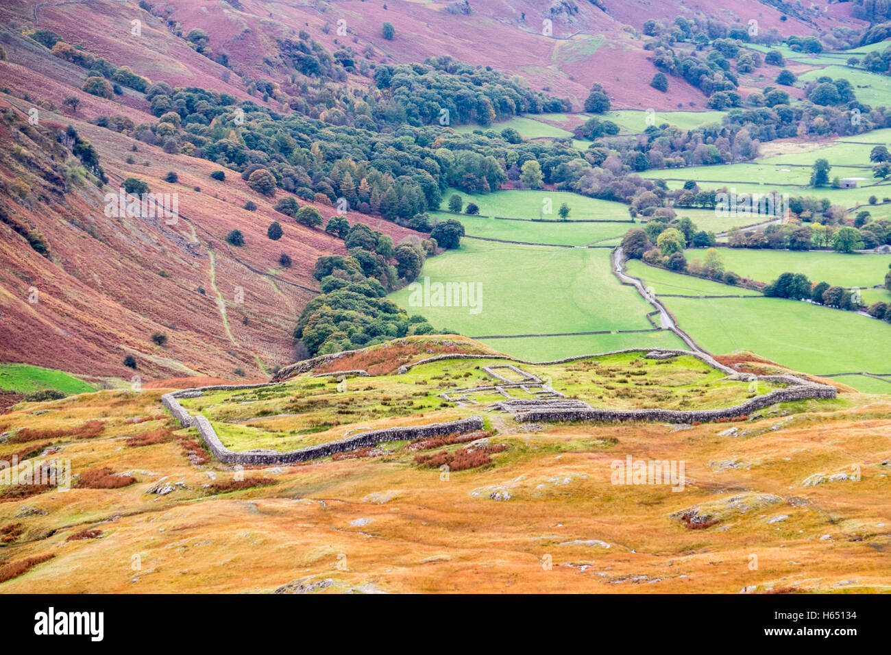 Roman Fort und Eskdale im westlichen Nationalpark Lake District, Cumbria, von Hardknott Pass Stockfoto