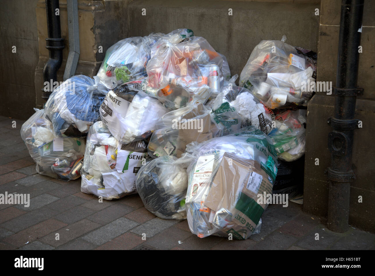 Sieben große weiße Plastik Säcke Müll hängen an Geländer, Warten auf  Sammlung auf einer modernen Wohnanlage Stockfotografie - Alamy