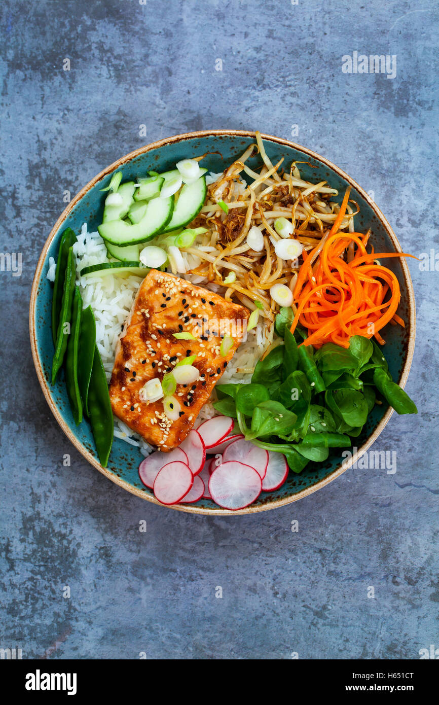 Lachs Teriyaki mit eingelegte Karotten und Radieschen, Lamm-Salat und ...