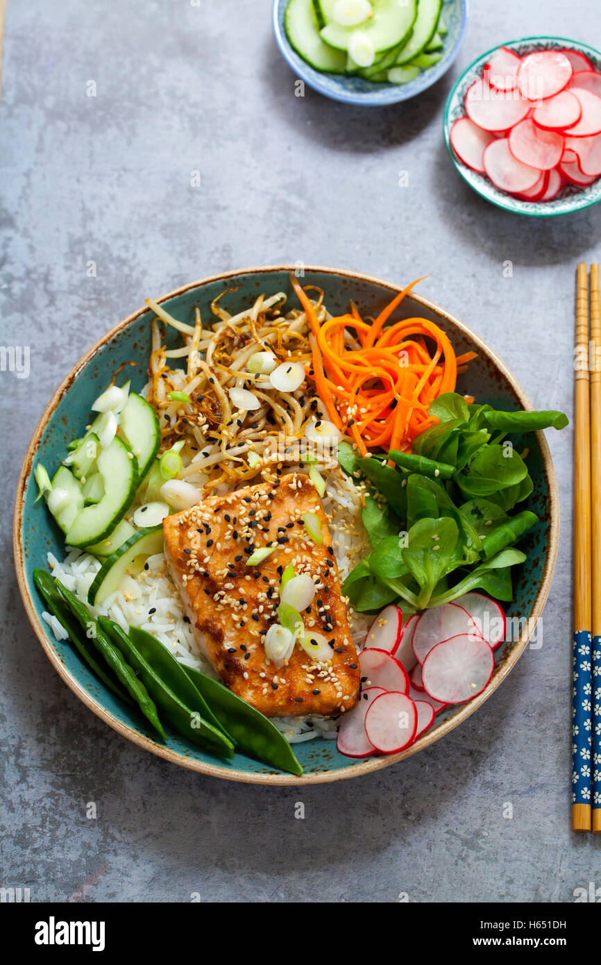 Lachs Teriyaki mit eingelegte Karotten und Radieschen, Lamm-Salat und ...