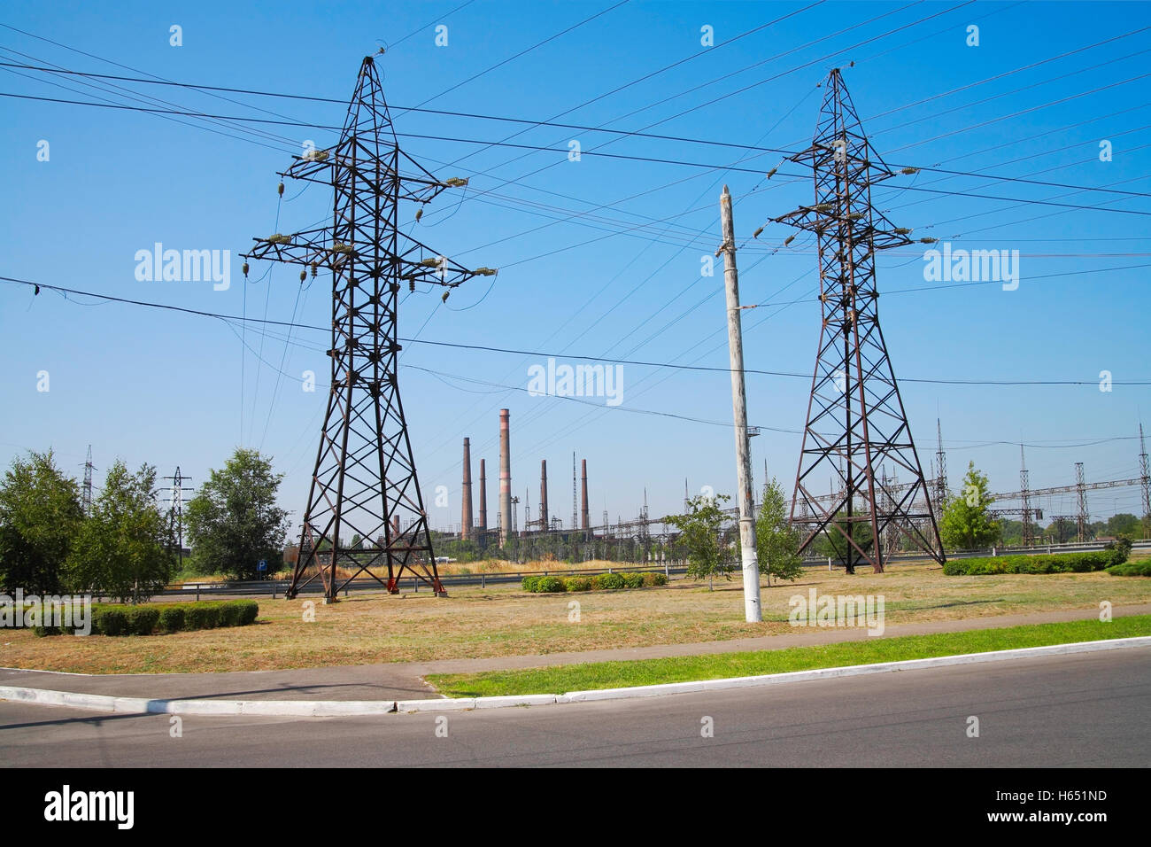 Industriegebiet, Hochspannungs-Masten und Schornsteine Stockfoto