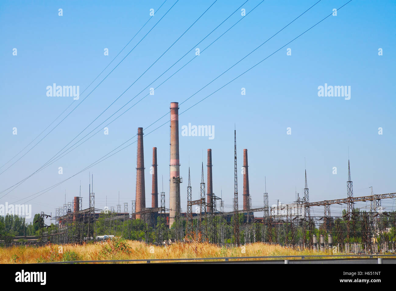Industriegebiet, Hochspannungs-unterstützt und Schornsteine Stockfoto