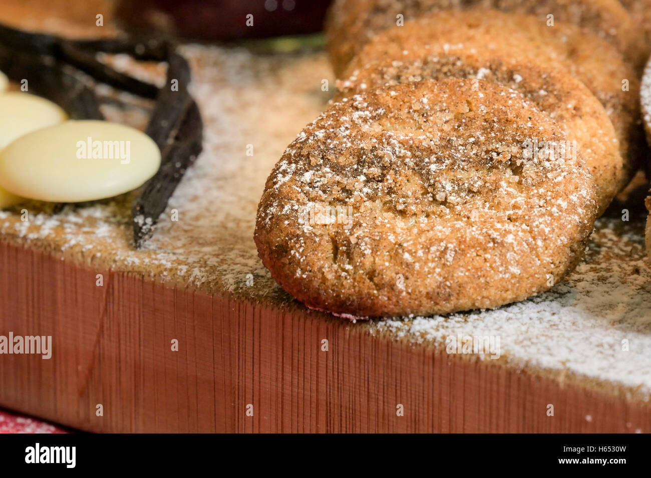 Weihnachtsplätzchen, Teig, und Kekse auf einem Schneidebrett mit Geschirr. Stockfoto