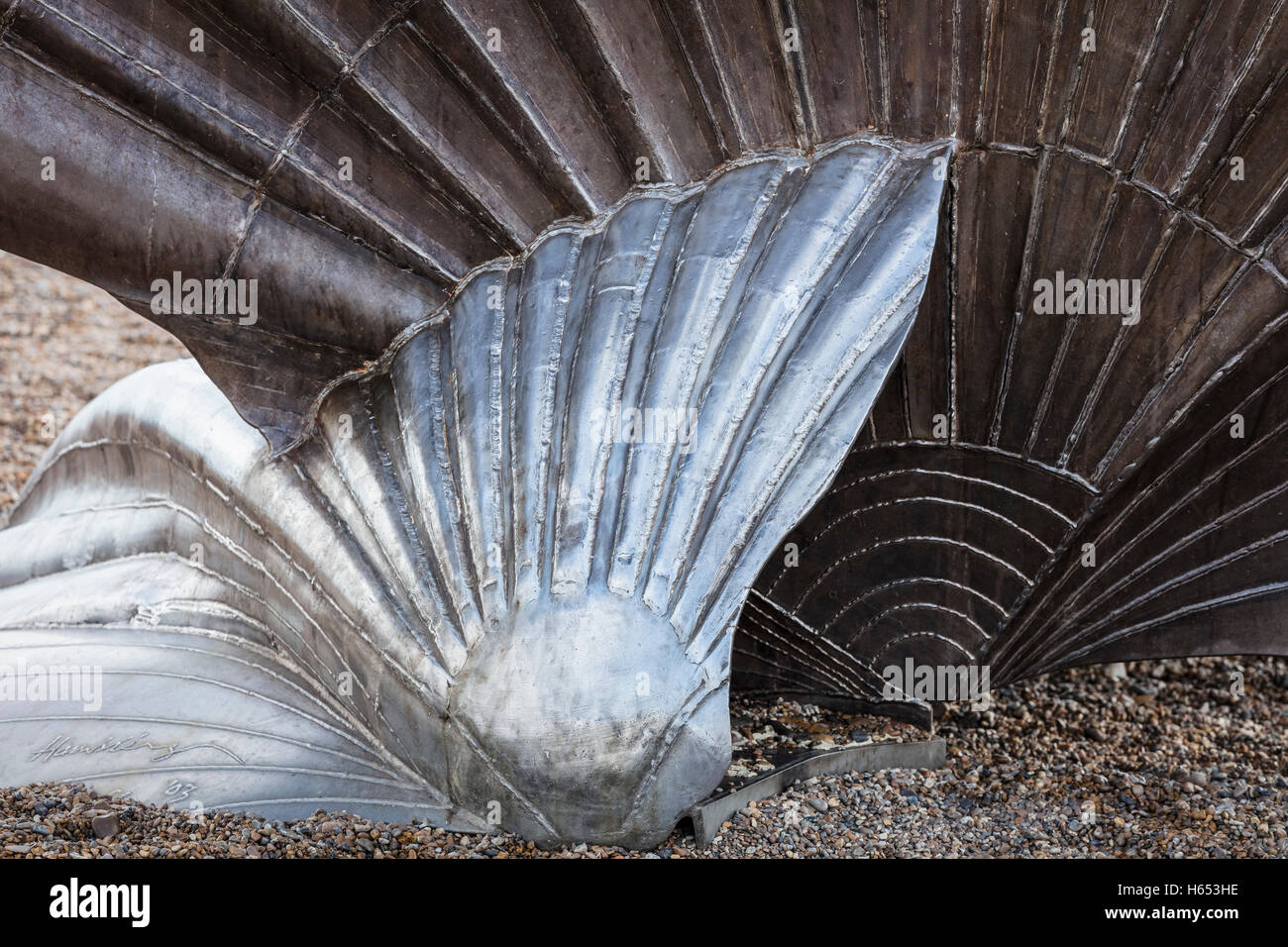 Abschnitt des unteren Teils der Jakobsmuschel metallischen Skulptur auf dem Kiesstrand in Aldeburgh Suffolk in East Anglia Stockfoto