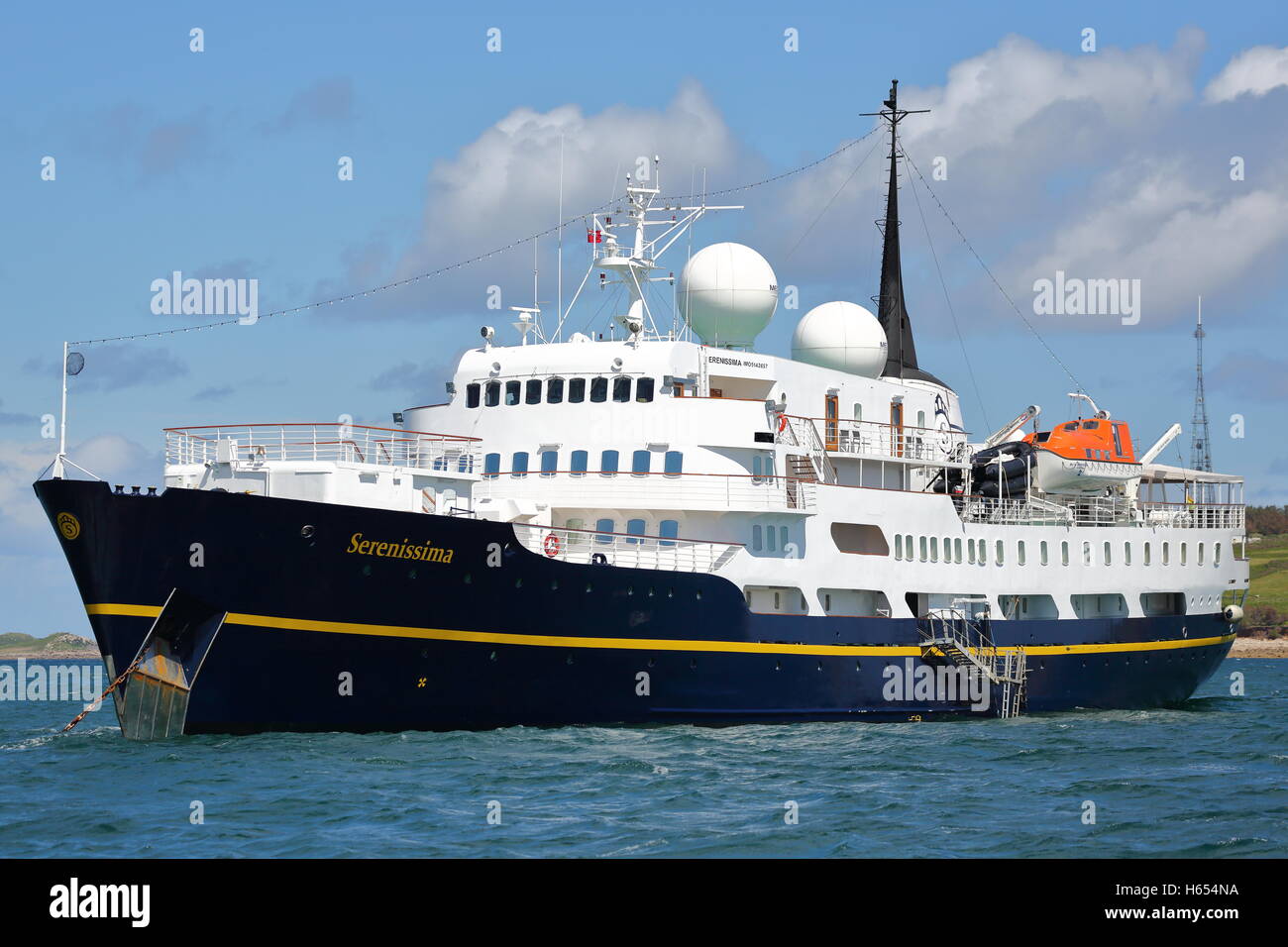 Das Kreuzfahrtschiff MS Serenissima von Carnival Cruise Line auf die Isles of Scilly, Cornwall, UK verankert Stockfoto