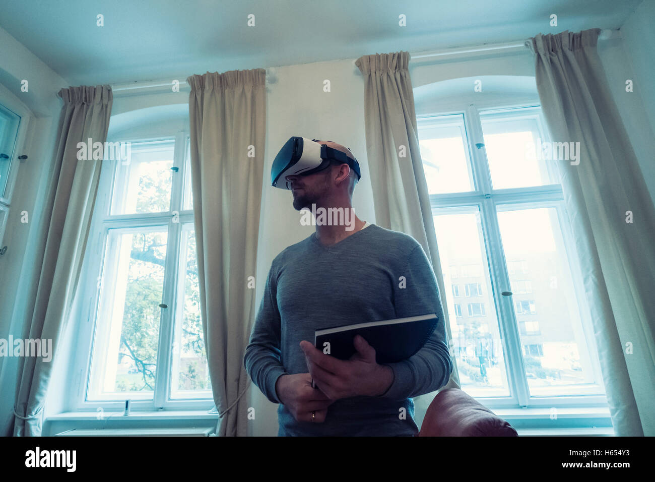 Immobilienmakler in Haus tragen Virtual Reality (VR)-Schutzbrillen Stockfoto