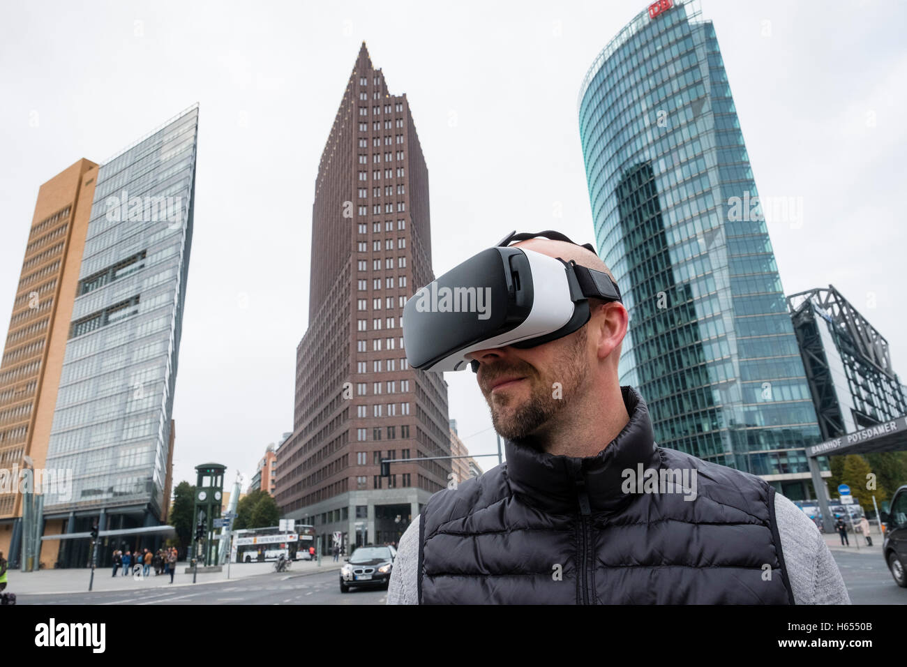 Mann mit Virtual Reality (VR) Brille am Potsdamer Platz in Berlin, Deutschland Stockfoto