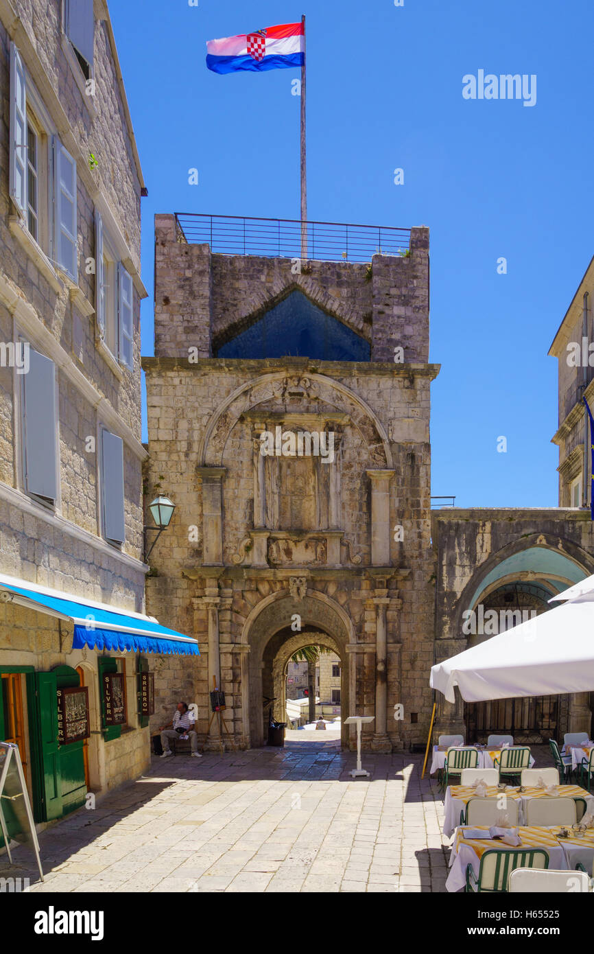KORCULA, Kroatien - 25. Juni 2015: Szene Eingangstor (Land) von der Altstadt mit Geschäften, Restaurants, einheimische und Besucher, ich Stockfoto