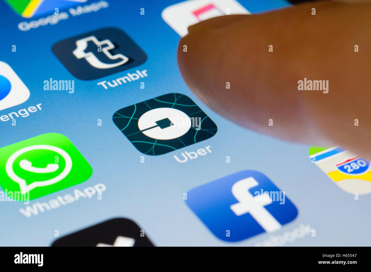 Uber-Online-Taxi-Buchungs-app auf dem iPhone Smartphone-Bildschirm hautnah Stockfoto