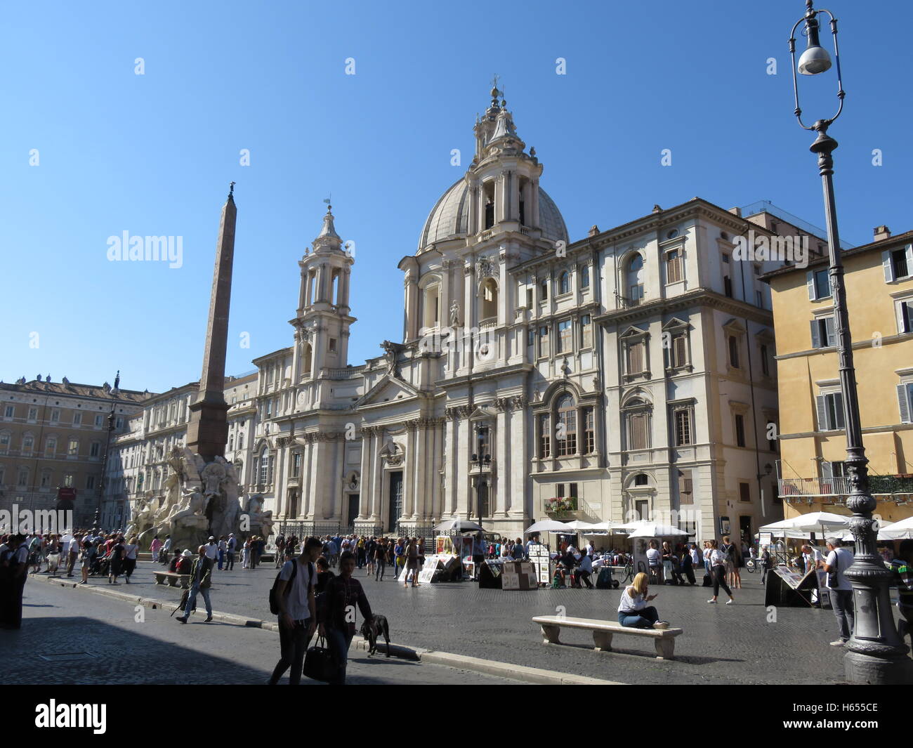 Die Piazza Navona mit Touristen Stockfoto