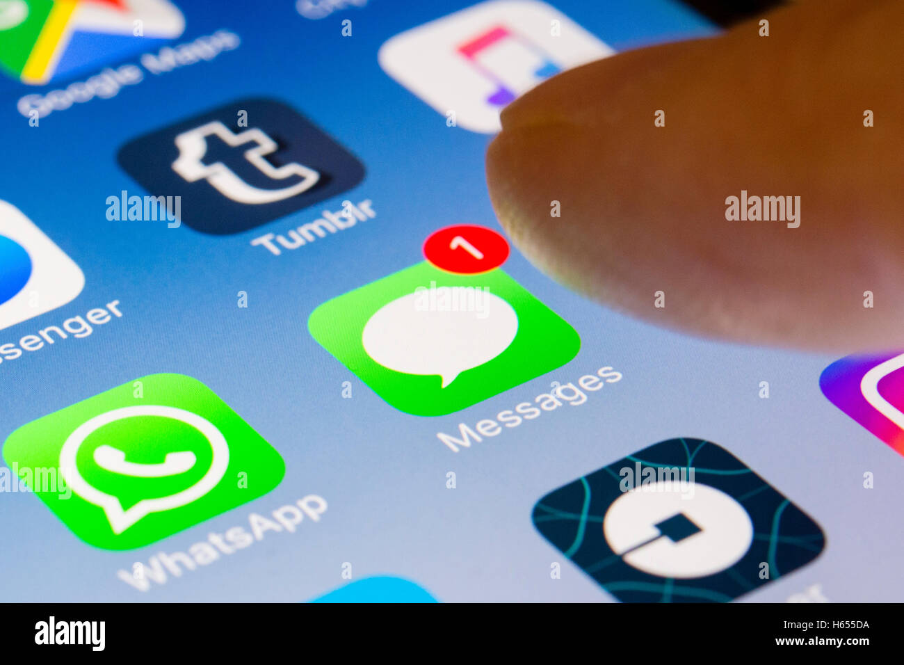 Apple Nachrichten-app auf dem iPhone Smartphone-Bildschirm hautnah Stockfoto