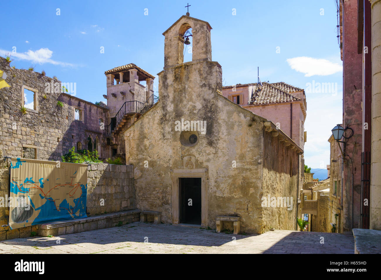 KORCULA, Kroatien - 26. Juni 2015: Die Sankt Peter Kirche und eine Karte von den Reisen des Marco Polo, in der alten Stadt Korcula, Cro Stockfoto