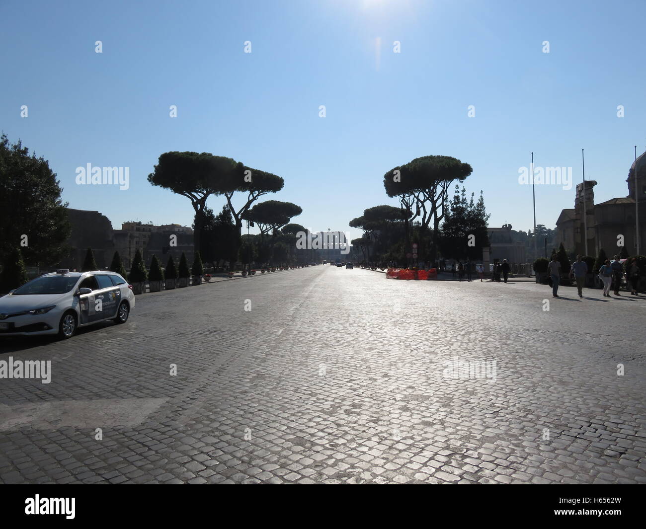 Überqueren die Via del Fori Imperiali Rom mit Blick auf das Kolosseum in der Ferne Stockfoto