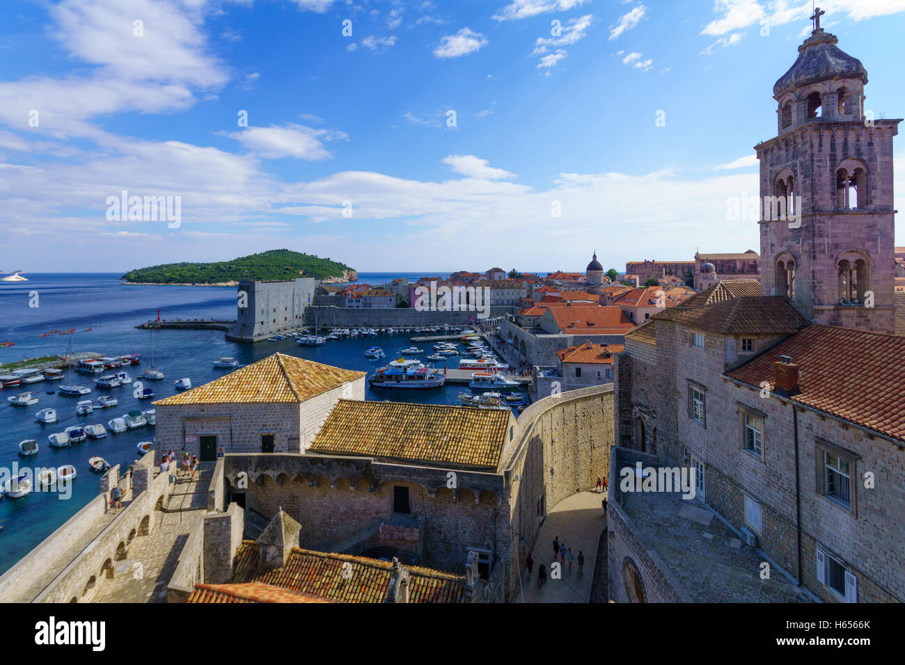 DUBROVNIK, Kroatien - 26. Juni 2015: Szene der alten Stadt, mit der St. Sebastian Kirche, den Hafen, die Wände, einheimischen und Tourist Stockfoto