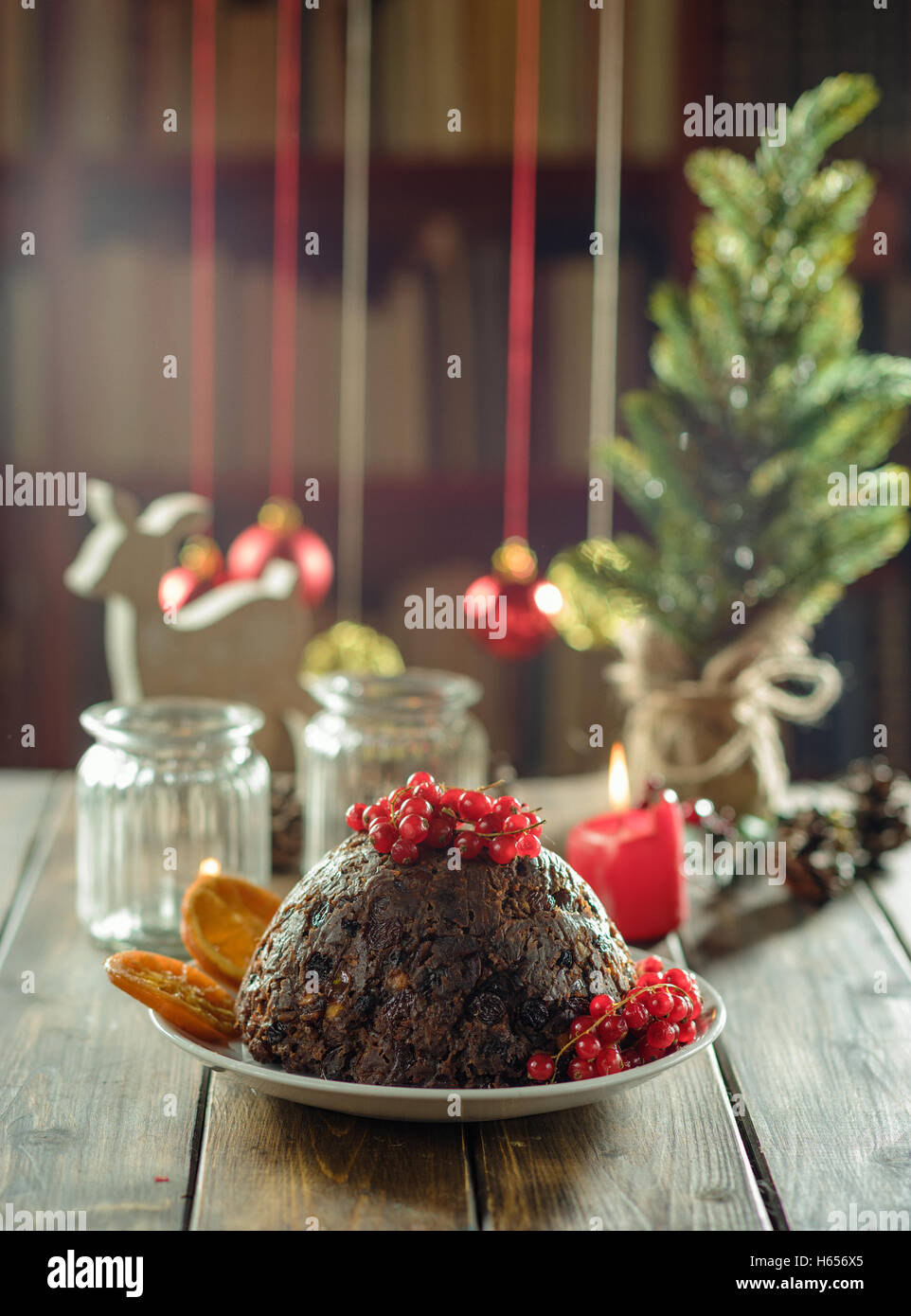Christmas Pudding mit roten Johannisbeeren Stockfoto