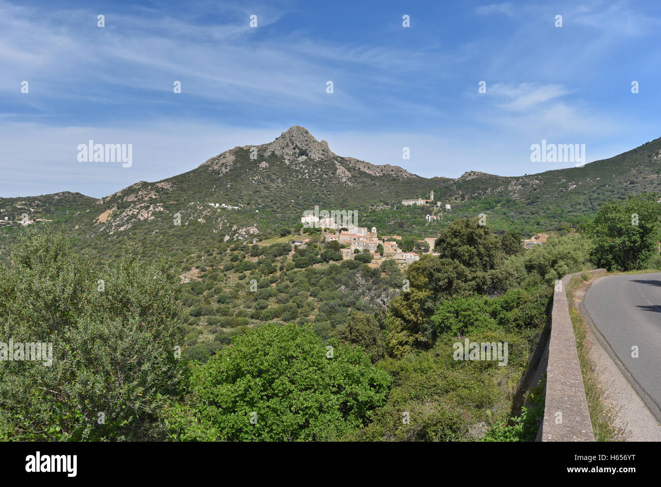 Grünen korsischen Berge mit einem kleinen Dorf Pigna Stockfoto