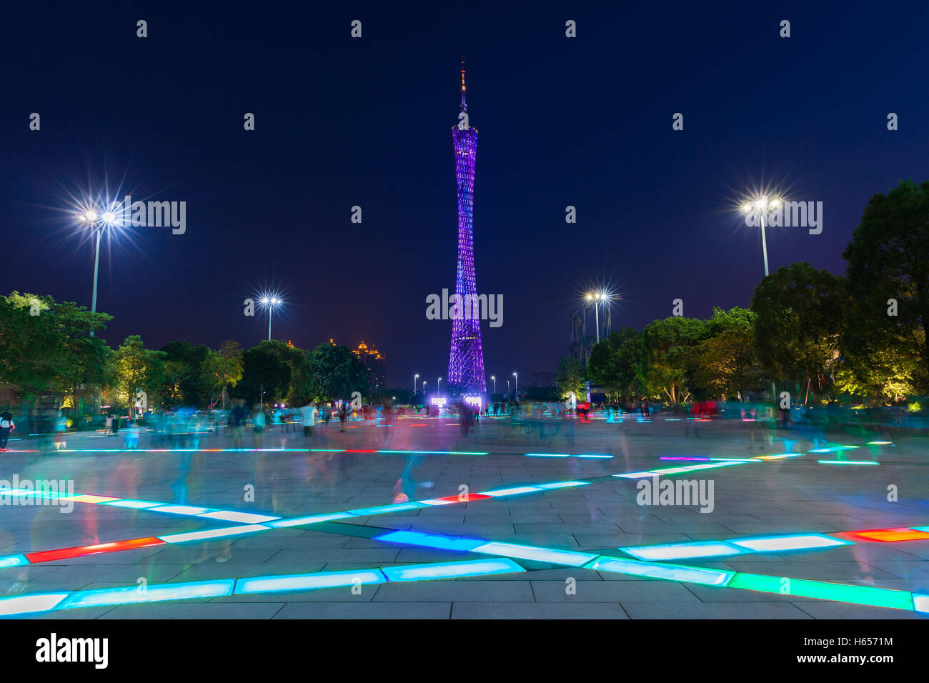 Abenddämmerung Blick auf den Canton Tower von Blume Platz in Guangzhou, China gesehen. Stockfoto