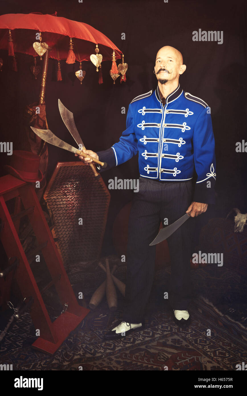 Zirkuskünstler hält eine Schwerter Stockfoto