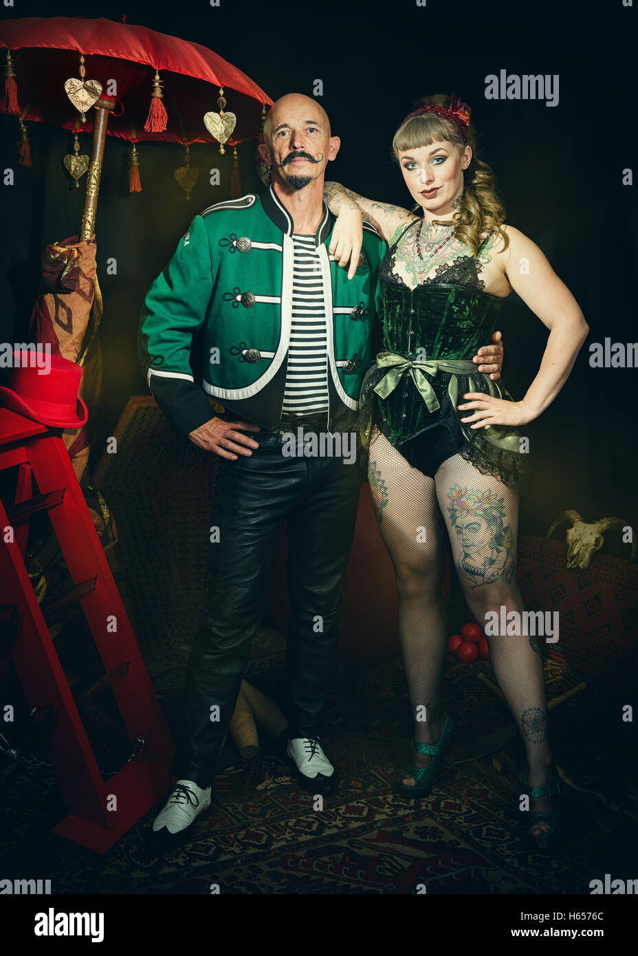 Kabarett-Akt gekleidet für Leistung Stockfoto