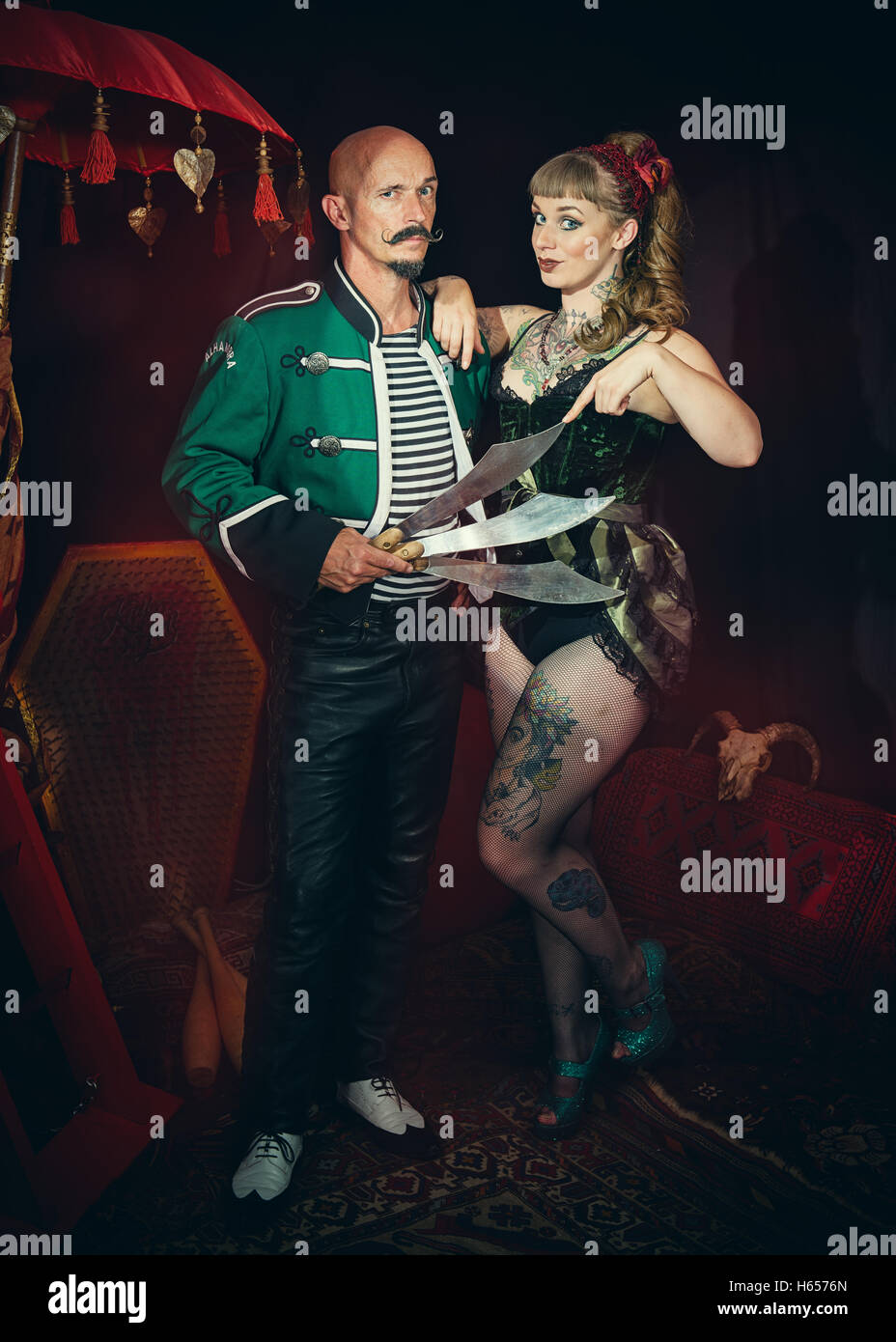 Zirkusartisten verkleidet für Akt, zeigte auf Schwerter Stockfoto