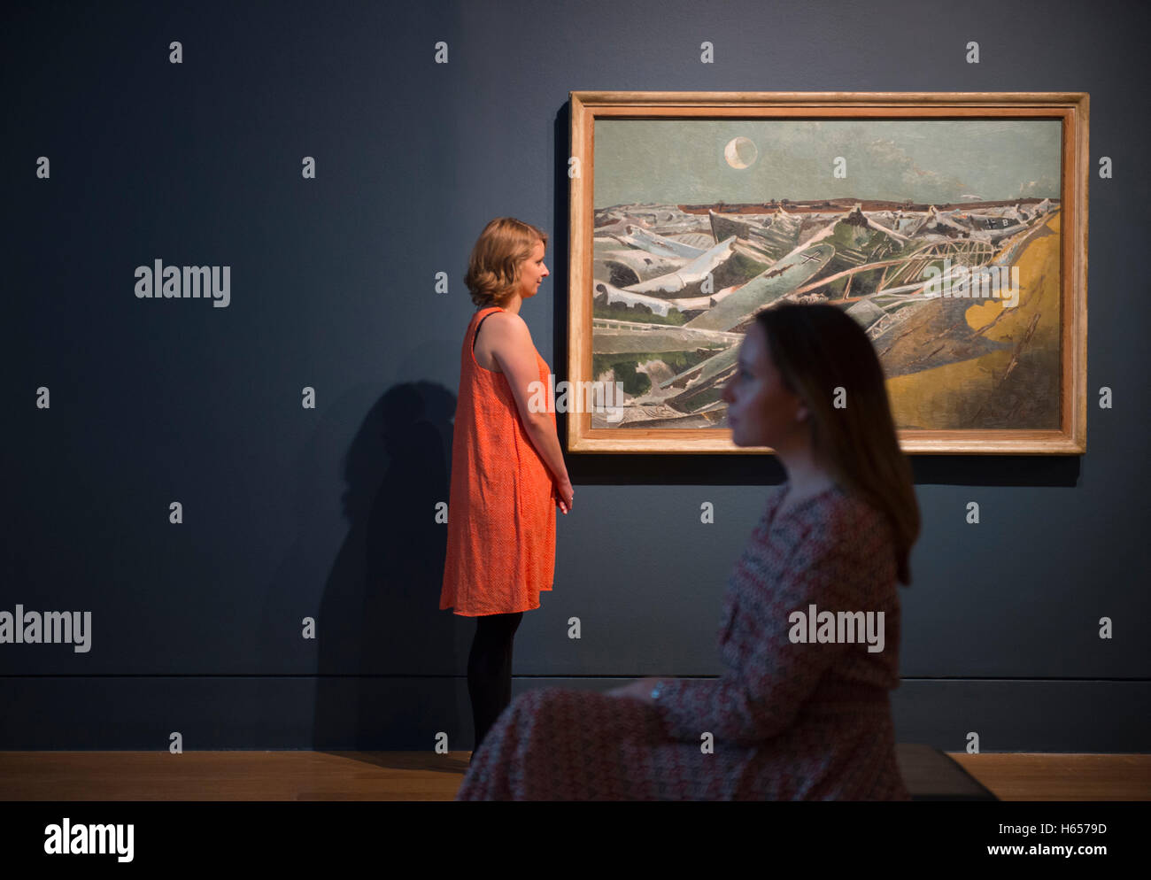 Tate Britain, London, UK. 24. Oktober 2016. Die größte Ausstellung der Werke von Paul Nash für eine Generation öffnet am 26. Oktober - 5. März 2017. Bekannt als Krieg Künstler in der 1. und 2. Weltkriege, zeigt die Ausstellung seiner Arbeit von seinen frühesten Zeichnungen durch seine endgültige visionären Landschaften. Foto: Paul Nash 1889-1946. Totes Meer (Totes Meer), 1940-1. Öl auf Leinwand. Tate. Präsentiert von Krieg Beratenden Ausschuss 1946, mit Galerie Mitarbeiter gestellt. Bildnachweis: Artsimages/Alamy Live-Nachrichten. Stockfoto