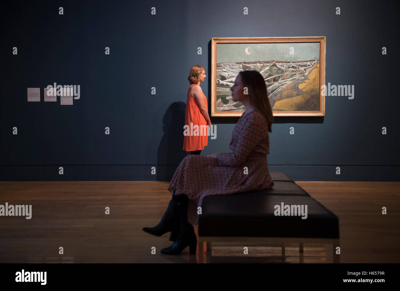 Tate Britain, London, UK. 24. Oktober 2016. Die größte Ausstellung der Werke von Paul Nash für eine Generation öffnet am 26. Oktober - 5. März 2017. Bekannt als Krieg Künstler in der 1. und 2. Weltkriege, zeigt die Ausstellung seiner Arbeit von seinen frühesten Zeichnungen durch seine endgültige visionären Landschaften. Foto: Paul Nash 1889-1946. Totes Meer (Totes Meer), 1940-1. Öl auf Leinwand. Tate. Präsentiert von Krieg Beratenden Ausschuss 1946, mit Galerie Mitarbeiter gestellt. Bildnachweis: Artsimages/Alamy Live-Nachrichten. Stockfoto