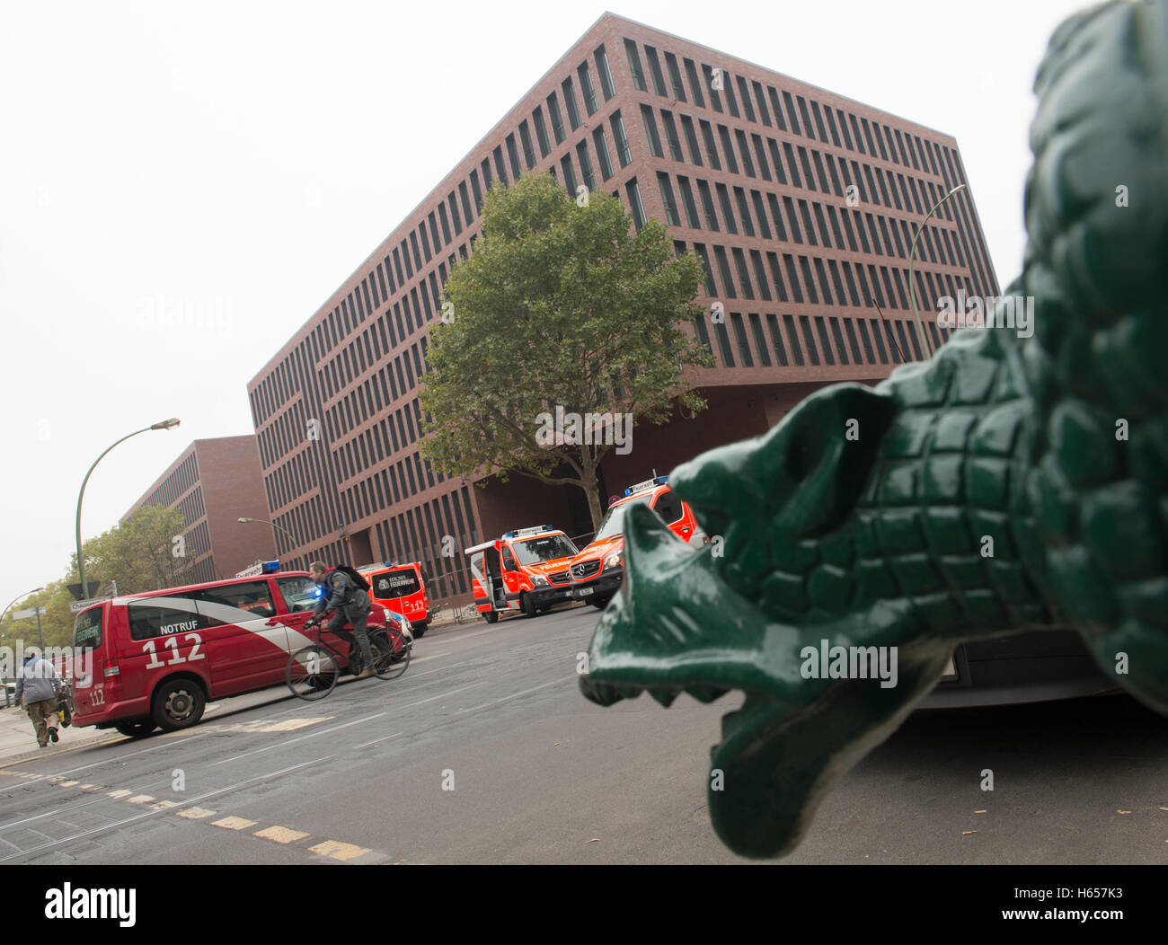 Berlin, Deutschland. 24. Oktober 2016. Feuerwehr und Polizei-Fahrzeuge parken vor den neuen Hauptsitz der Bundesnachrichtendienst (BND, BND) in Berlin, Deutschland, 24. Oktober 2016. Säure war im Batterieraum noch leer Bürokomplexes undicht. Foto: PAUL ZINKEN/Dpa/Alamy Live News Stockfoto