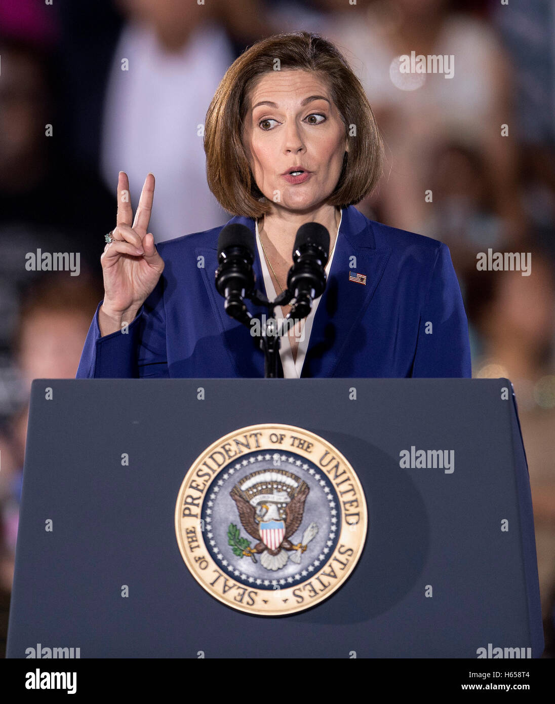 North Las Vegas, Nevada, USA. 23. Oktober 2016. Der demokratische Kandidat für den US-Senat aus Nevada, CATHERINE CORTEZ MASTO, führt Präsident Obama während auf einer Kundgebung in Cheyenne High School. Bildnachweis: Brian Cahn/ZUMA Draht/Alamy Live-Nachrichten Stockfoto