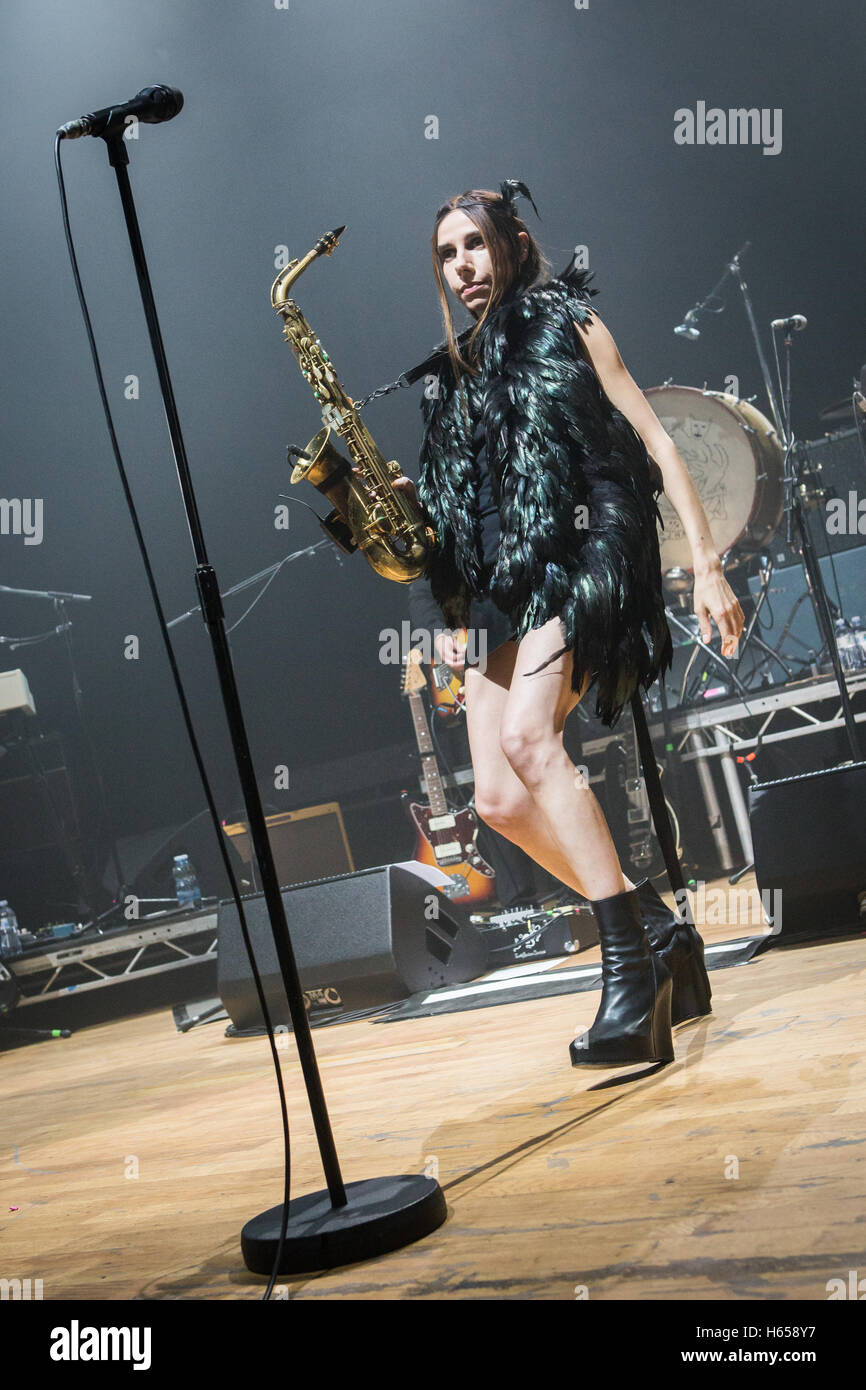 Mailand, Italien. 23. Oktober 2016. Der englische Singer-Songwriter PJ HARVEY führt live auf der Bühne in Alcatraz, sein neues Album "The Hope sechs Abriss Project" Credit: Rodolfo weitertransferiert/Alamy Live News Stockfoto