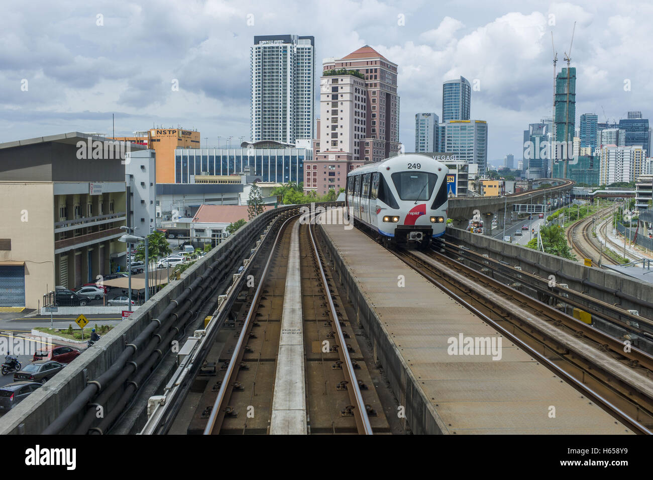 Kuala Lumpur, Kuala Lumpur, Malaysia. 14. Oktober 2016. Ein Light-Rail-LRT kommt an Bangsar LRT Station in der Innenstadt von Kuala Lumpur, Malaysia. © Chris Jung/ZUMA Draht/Alamy Live-Nachrichten Stockfoto