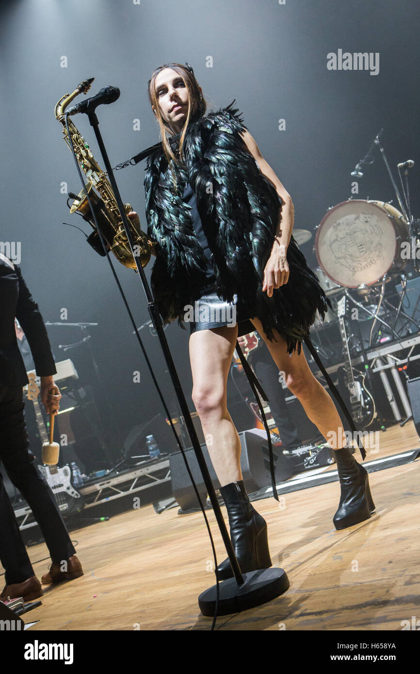 Mailand, Italien. 23. Oktober 2016. Der englische Singer-Songwriter PJ HARVEY führt live auf der Bühne in Alcatraz, sein neues Album "The Hope sechs Abriss Project" Credit: Rodolfo weitertransferiert/Alamy Live News Stockfoto