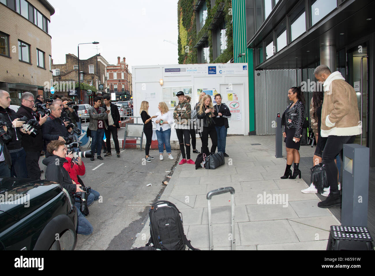 London, UK. 24. Oktober 2016. Die Besetzung von Geordie Shore posieren für Fotos außerhalb MTV HQ in Camden Town, London, vor dem Start der Serie 13. Foto: Mittwoch, 19. Oktober 2016. Bildnachweis sollte lauten: Roger Garfield/Alamy Credit: Roger Garfield/Alamy Live News Stockfoto